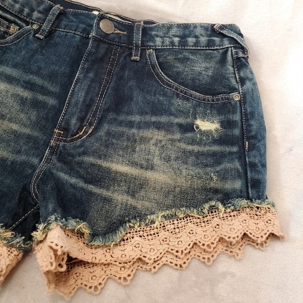 Free People Blue Denim Lace Trim Boho Distressed Women's Shorts Size 26 - Picture 4 of 8